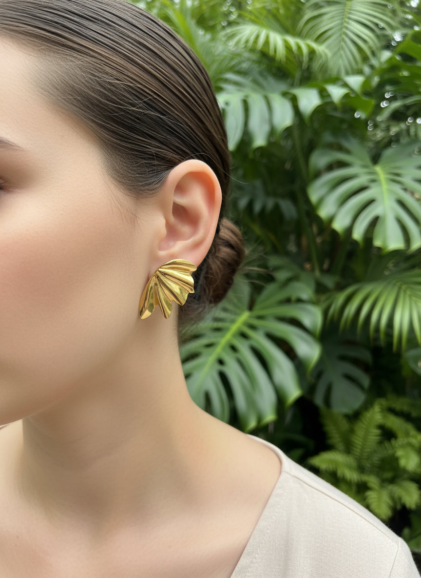 Brinco Esculpido Folha Moderna Banhado a Ouro 18K