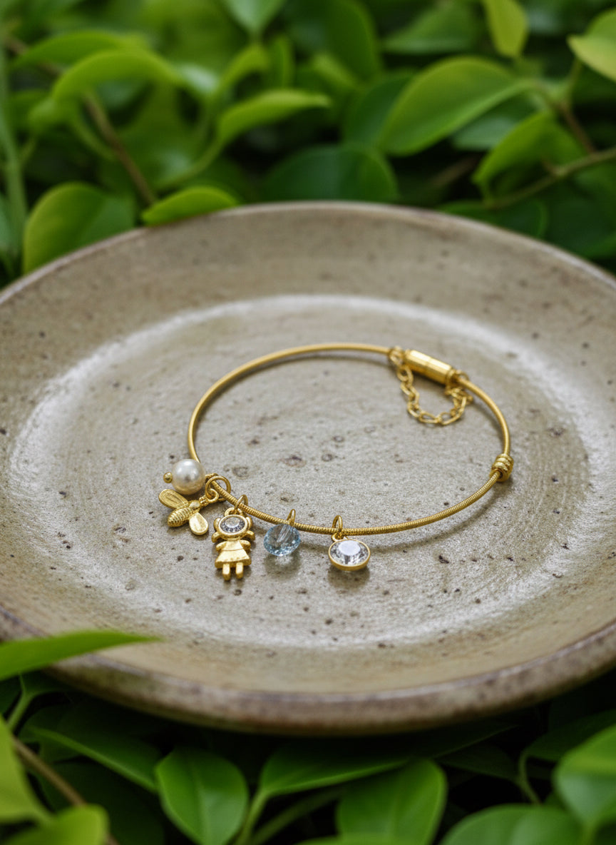 Pulseira Menina, Abelha, Pérola e Zircônias Banhada a Ouro 18K