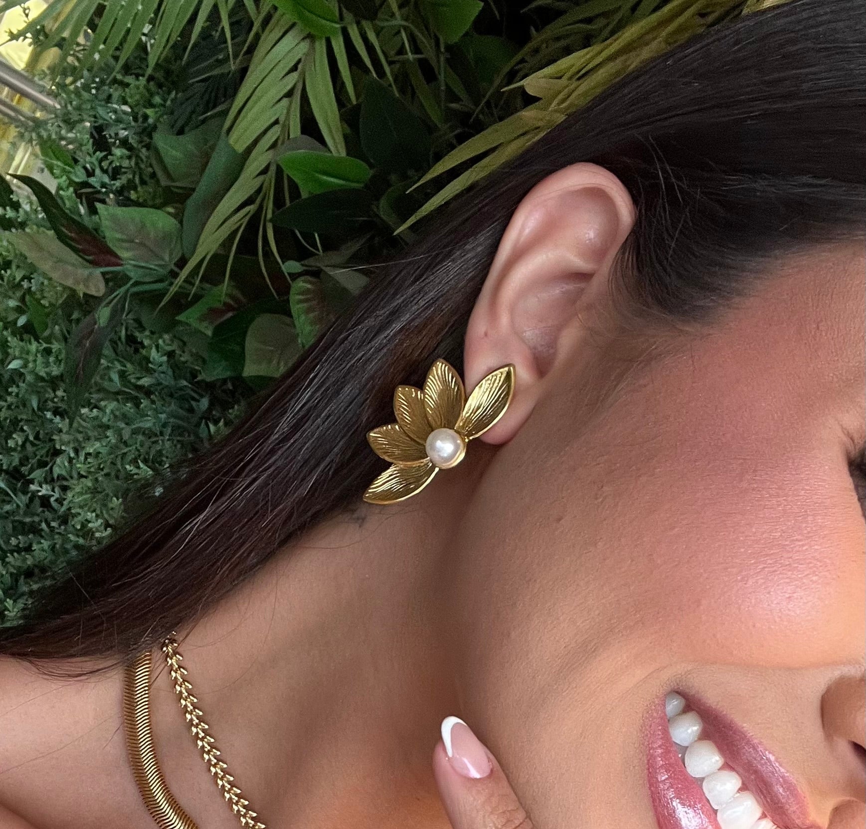 Brinco Meia Pétala Banhado a ouro 18k com Pérola