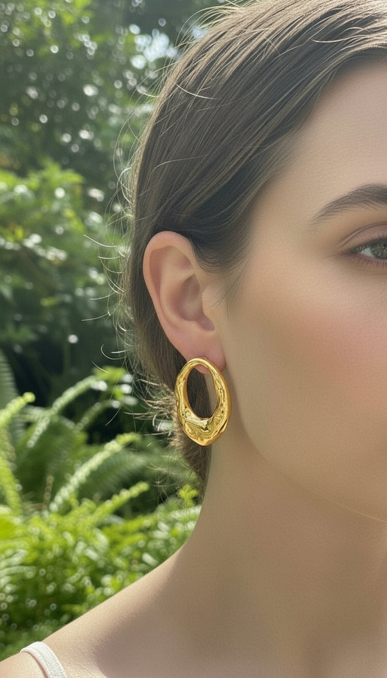 Brinco Oval Orgânico Banhado a Ouro 18K