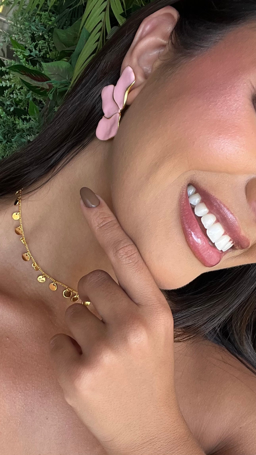 Brinco Meia Pétala G Esmaltado Banhado a Ouro 18k