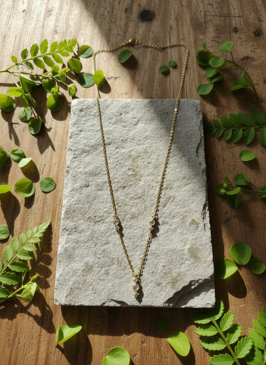 Colar Gravata com Zircônias Banhado a Ouro 18K