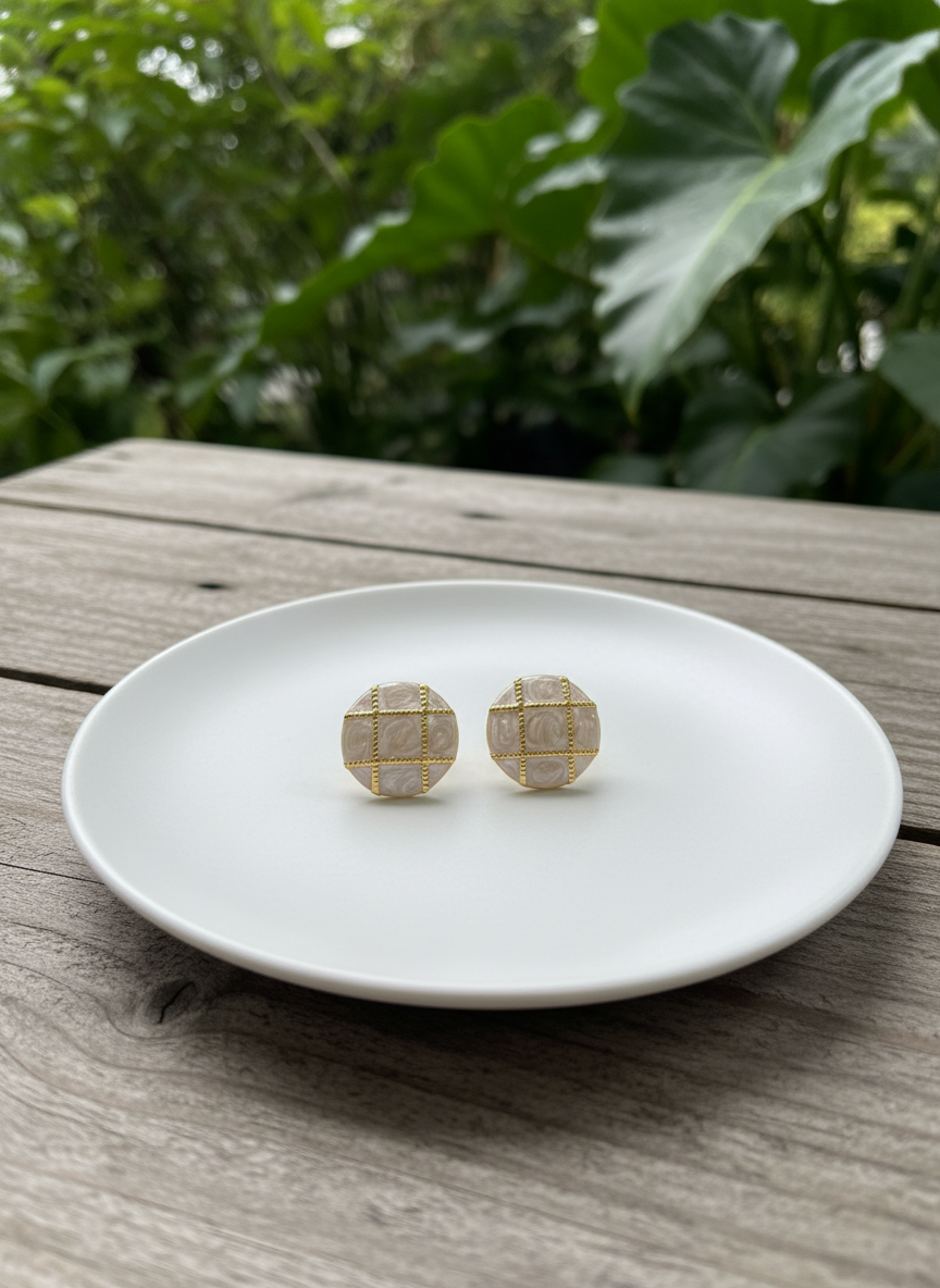 Brinco Classic Grid – Elegância Esmaltada