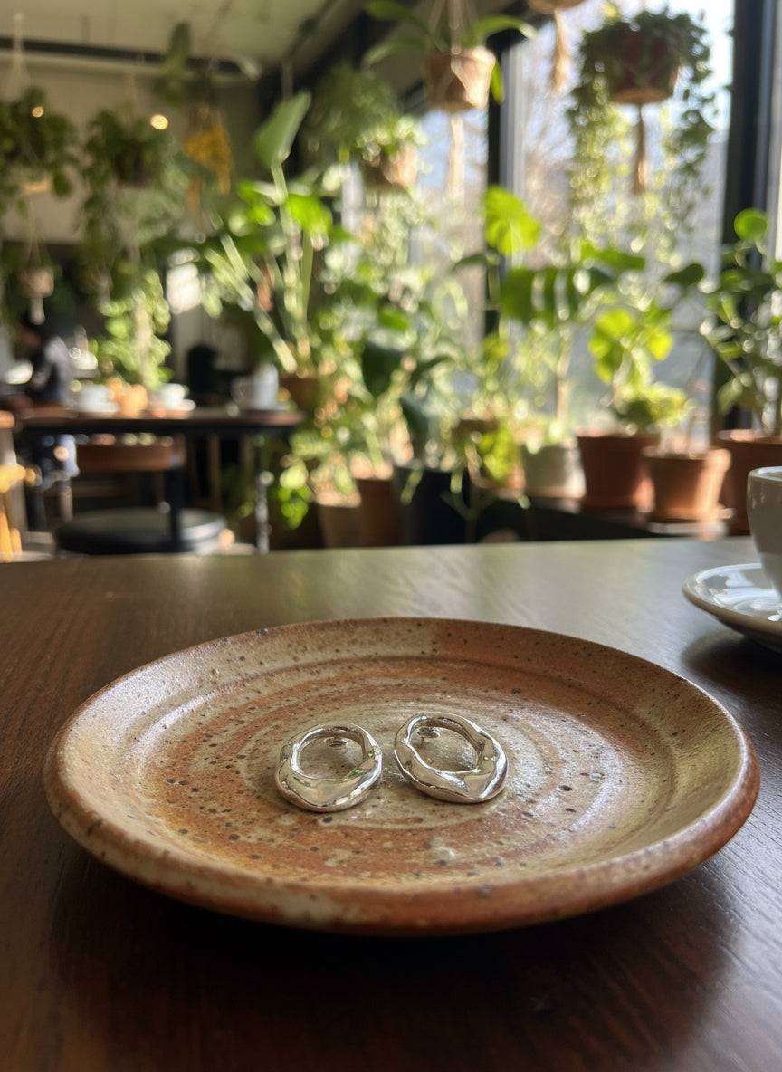 Brinco Oval Orgânico em Ródio