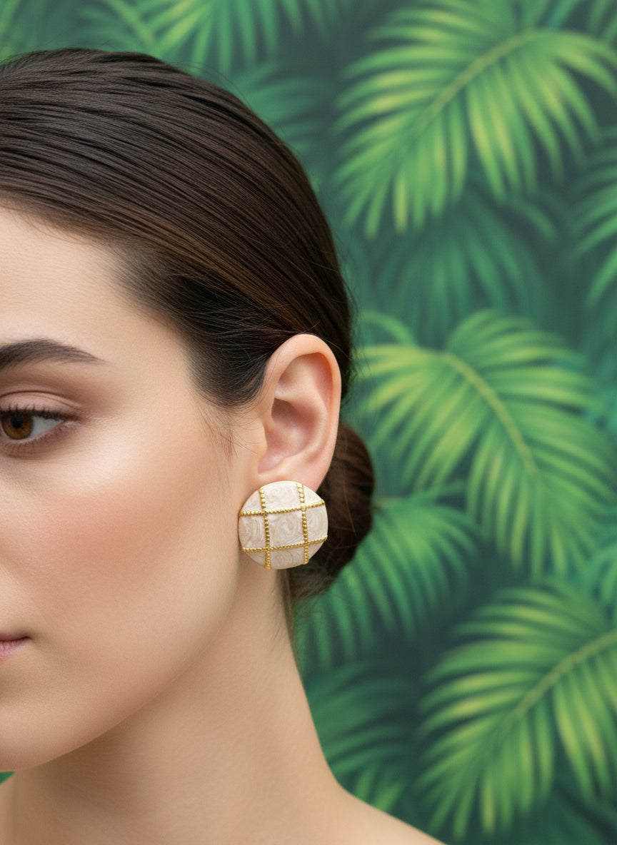 Brinco Classic Grid – Elegância Esmaltada