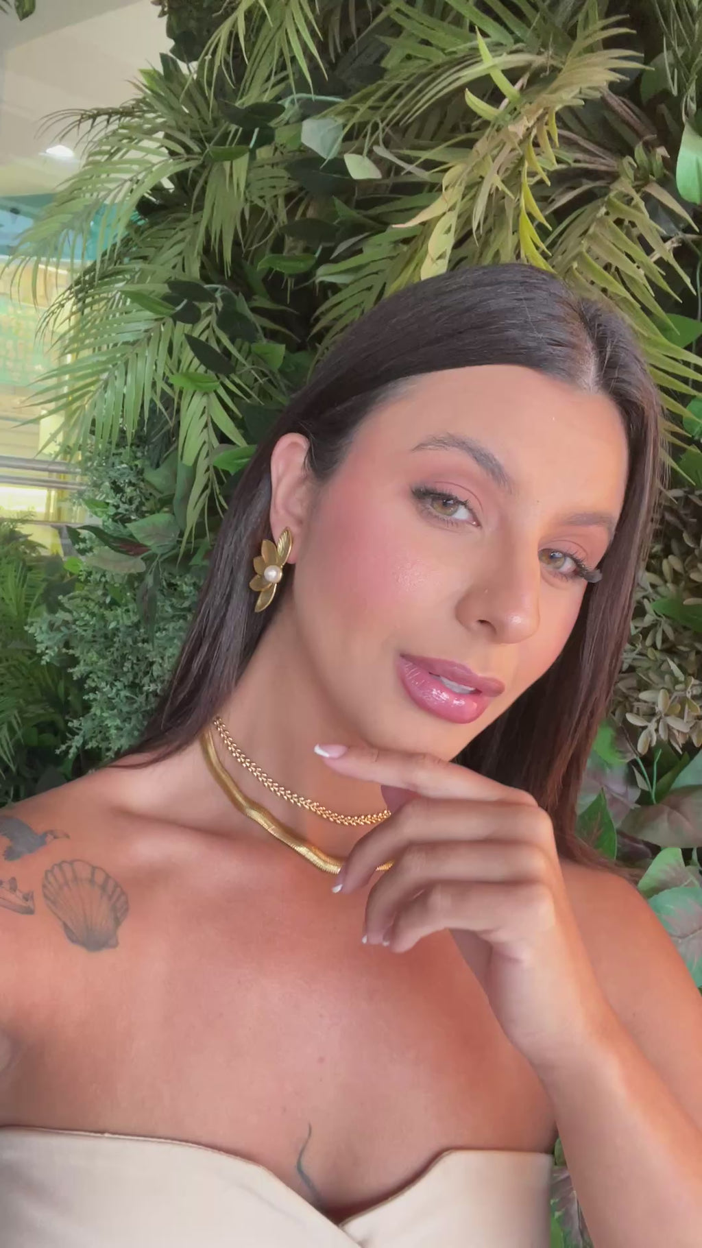 Brinco Meia Pétala Banhado a ouro 18k com Pérola