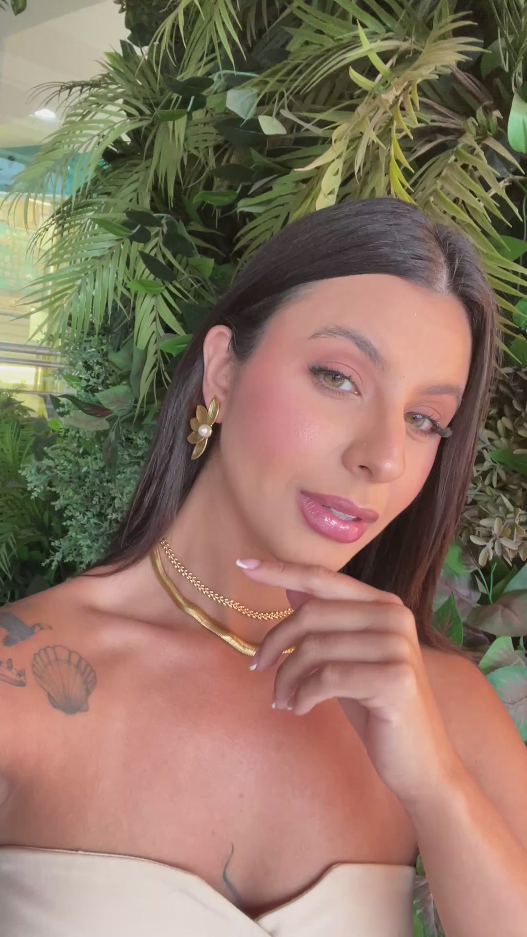 Brinco Meia Pétala Banhado a ouro 18k com Pérola